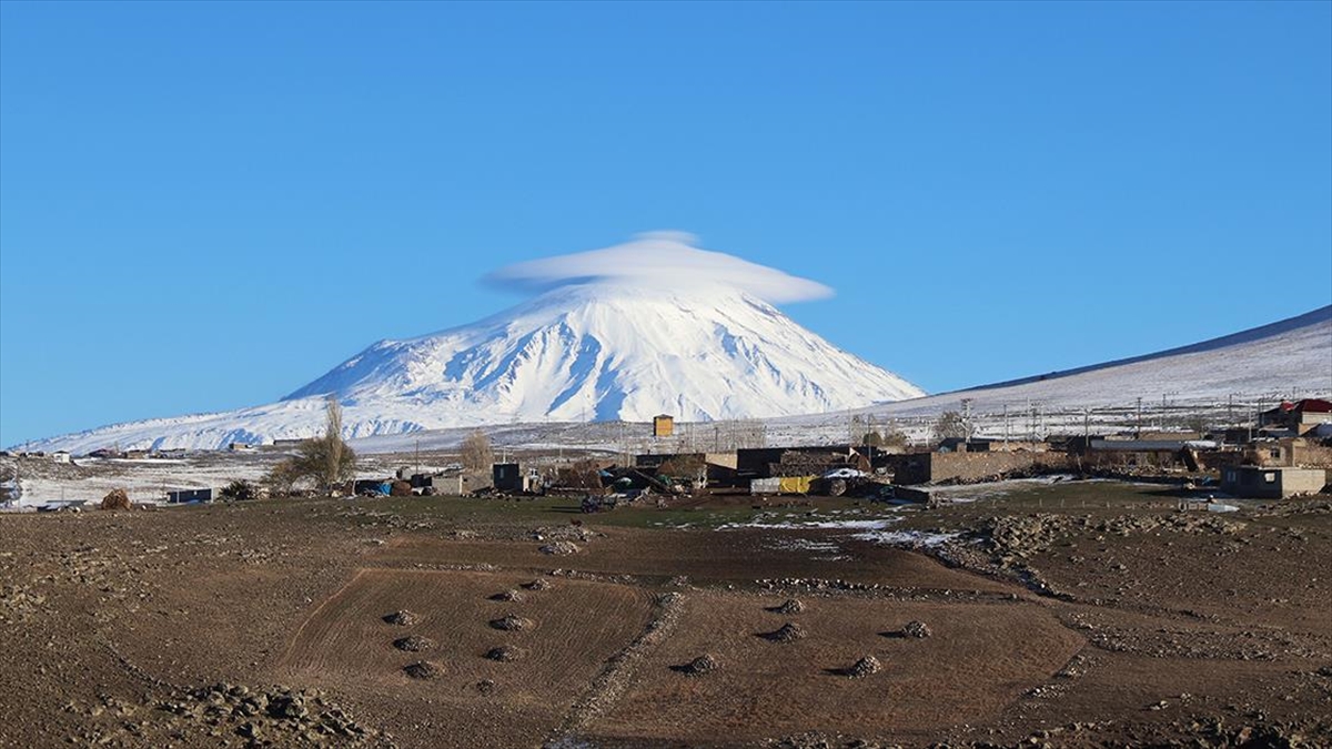 Türkiye'nin en yüksek noktası Ağrı Dağı'nın karlı zirvesini kaplayan "şapka"