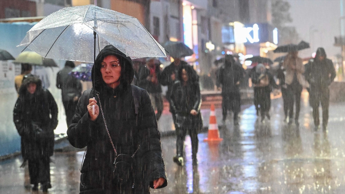 İstanbul Valisi Davut Gül, "İstanbul genelinde yağışlar azalmakla birlikte gece