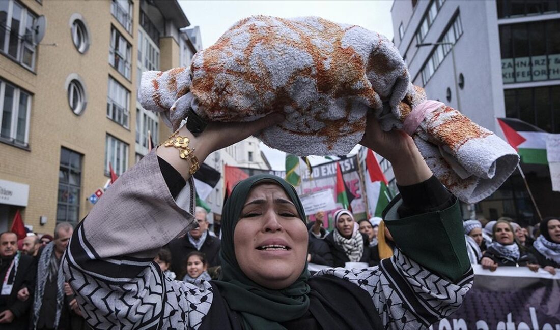 Almanya'nın başkenti Berlin'de binlerce kişi, Gazze'deki Filistinlilere yönelik saldırıları protesto