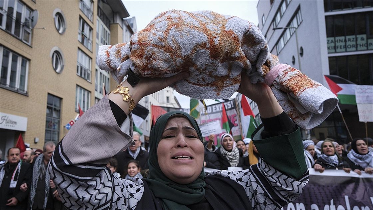 Almanya'nın başkenti Berlin'de binlerce kişi, Gazze'deki Filistinlilere yönelik saldırıları protesto