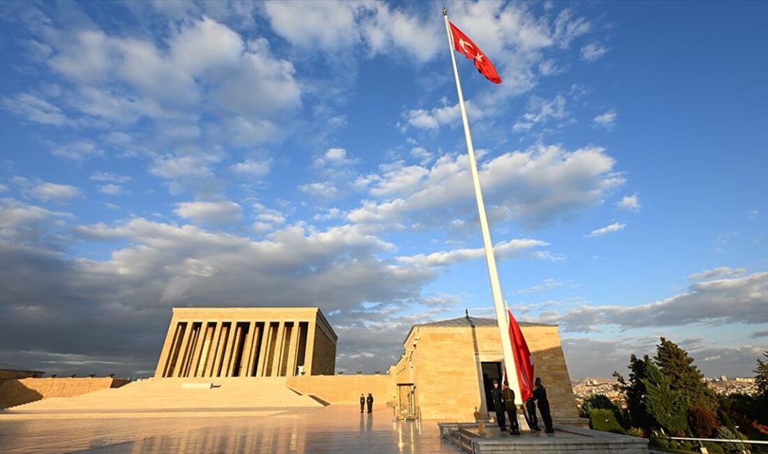 Atatürk'ün ebedi istirahatgahı Anıtkabir'de dalgalanan ve hava şartları nedeniyle yıpranan