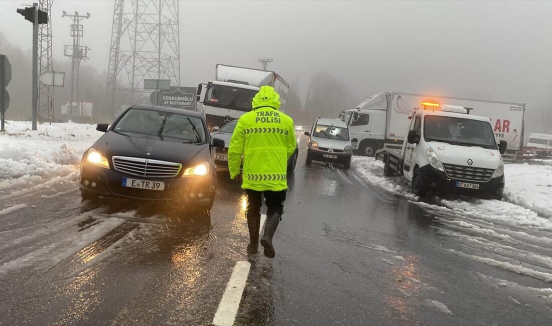 Bolu'da etkisini sürdüren kar yağışı nedeniyle trafik yoğunluğu yaşanıyor.