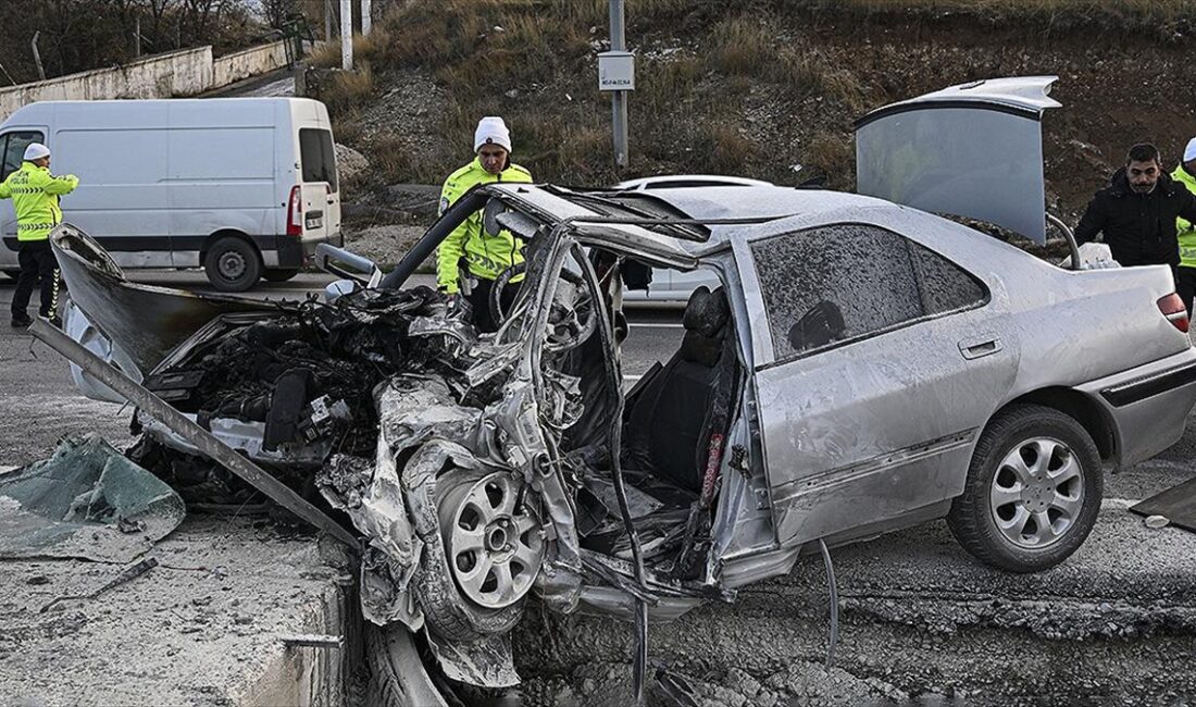 Ankara'da direğe çarpan araçtaki 4 kişi hayatını kaybetti Ankara'da yol kenarındaki direğe çarpan otomobildeki 4 kişi hayatını kaybetti.