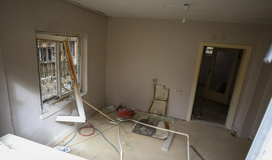 Doğal gaz sıkışmasından kaynaklandığı sanılan patlamada, apartmandaki bazı daireler, sokaktaki