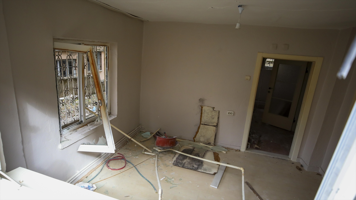 Doğal gaz sıkışmasından kaynaklandığı sanılan patlamada, apartmandaki bazı daireler, sokaktaki