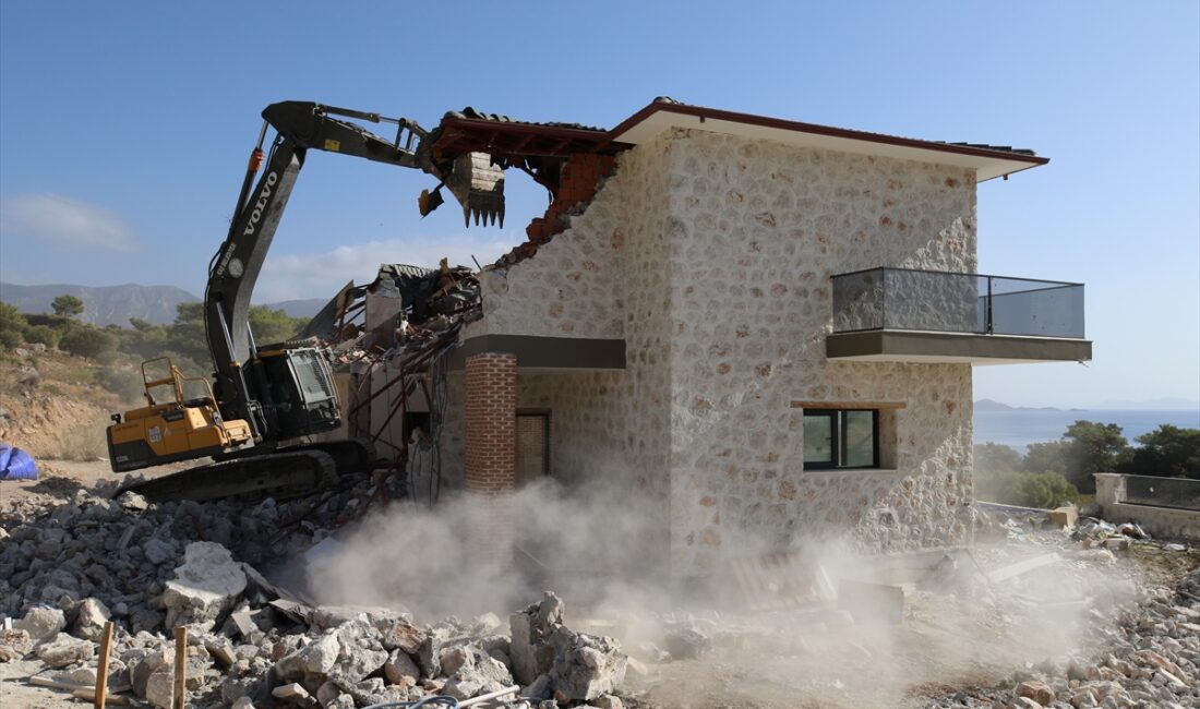 ANTALYA (AA) – Antalya'nın Kaş ilçesinde, kaçak inşa edildiği tespit