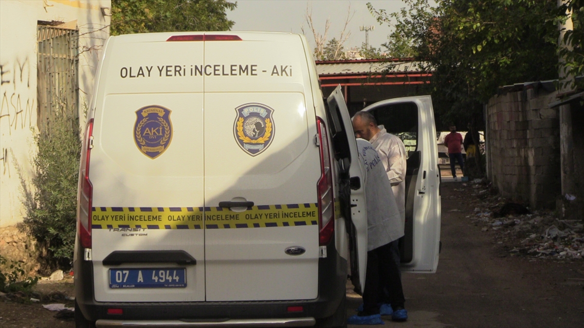 ANTALYA (AA) – Antalya'nın Muratpaşa ilçesinde bir kişi metruk binada