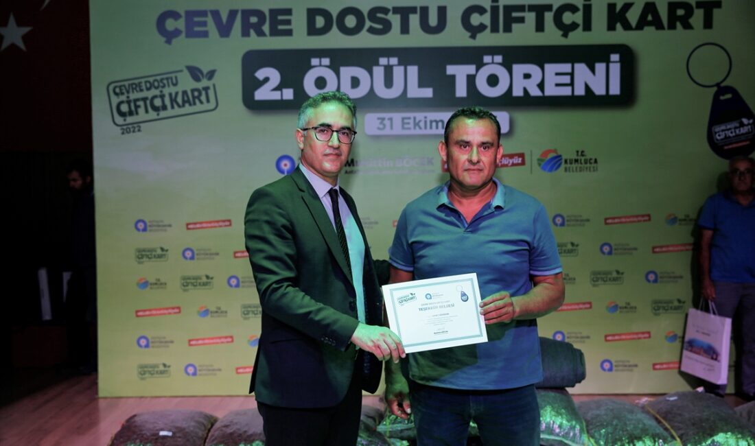 ANTALYA (AA) – Antalya'da zirai atık ve ambalajlarını toplayarak çevrenin