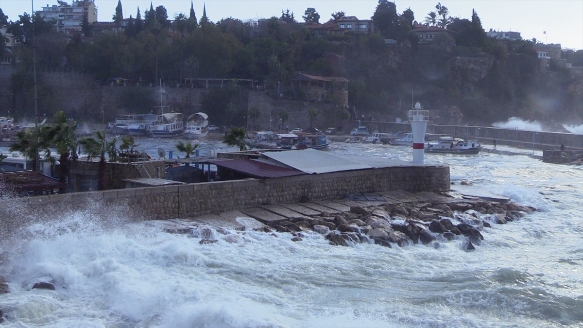 Antalya'da dev dalgalar hayatı olumsuz etkiliyor