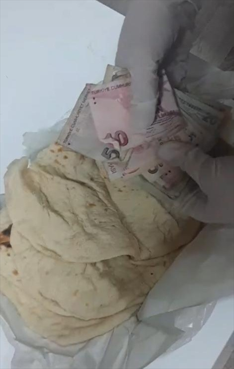 Antalya'da kadın dilenci lavaş içine sakladığı parayla yakalandı