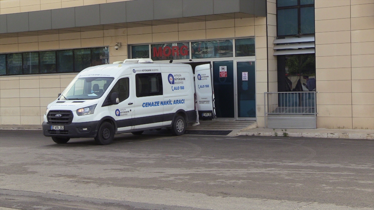 ANTALYA (AA) – Antalya'nın Aksu ilçesinde, otomobille kamyonun çarpışması sonucu