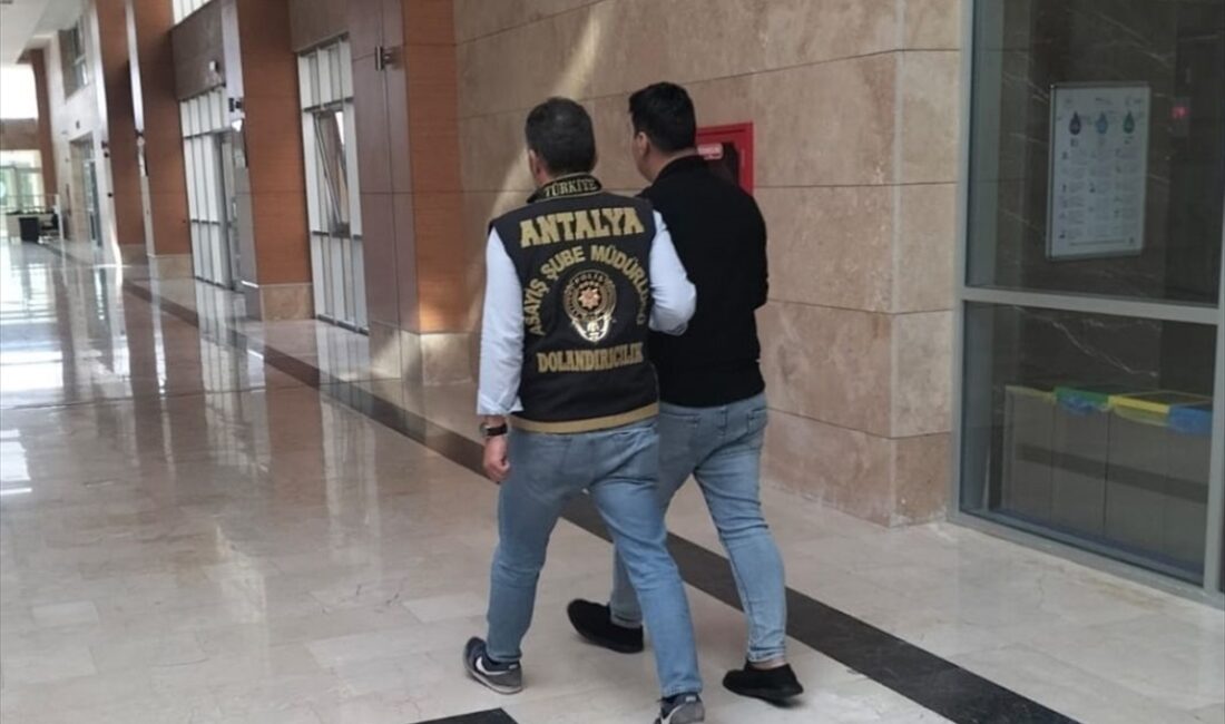 ANTALYA (AA) – Antalya'da kendilerini polis ve savcı olarak tanıtıp