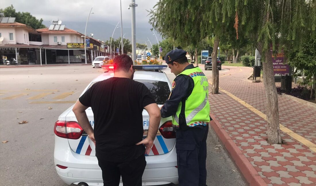 ANTALYA (AA) – Antalya'nın Kemer ilçesinde korsan yolcu taşımacılığı yapan
