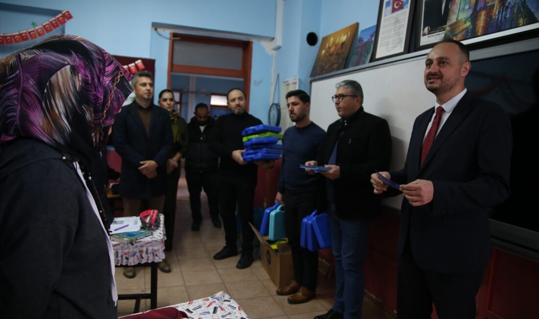 - TÜRKSAT ekipleri, özellikle kırsal kesimdeki öğrencilerin, doğru ve güvenli