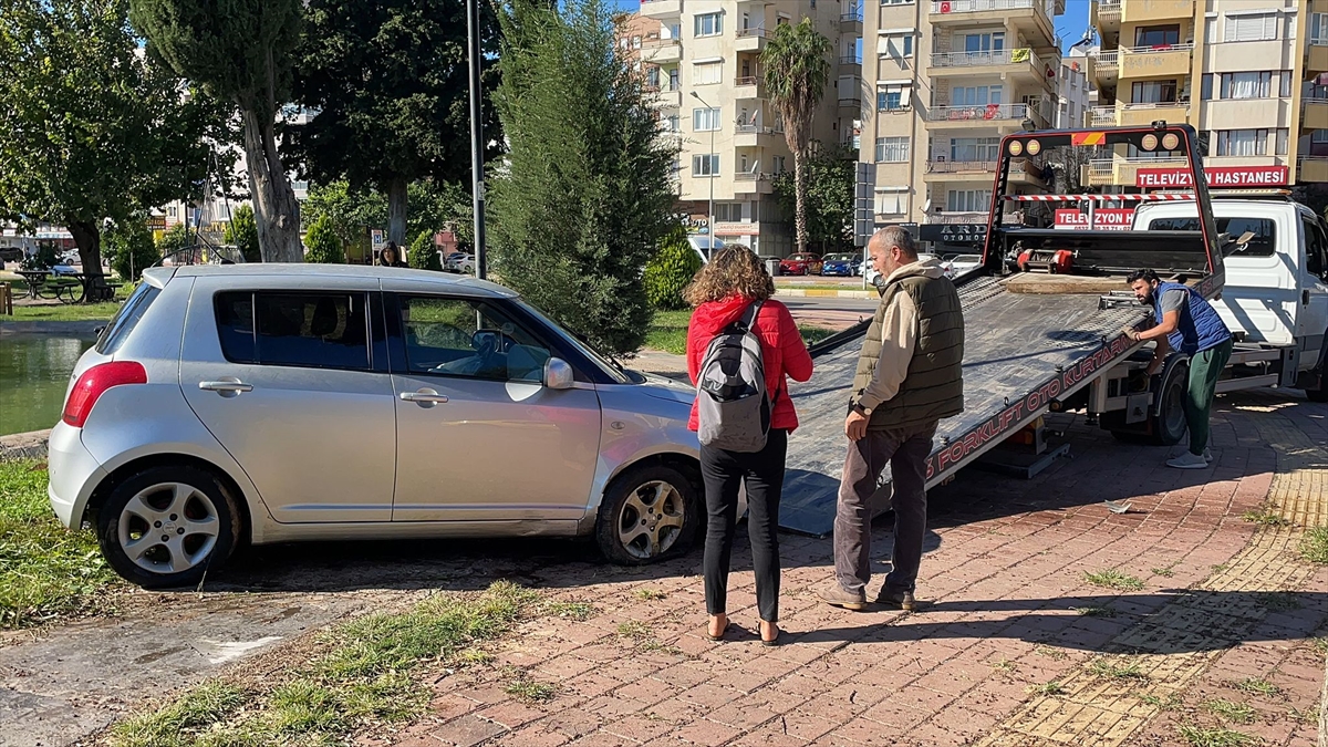 Antalya'da süs havuzuna düşen aracın sürücüsü kurtarıldı