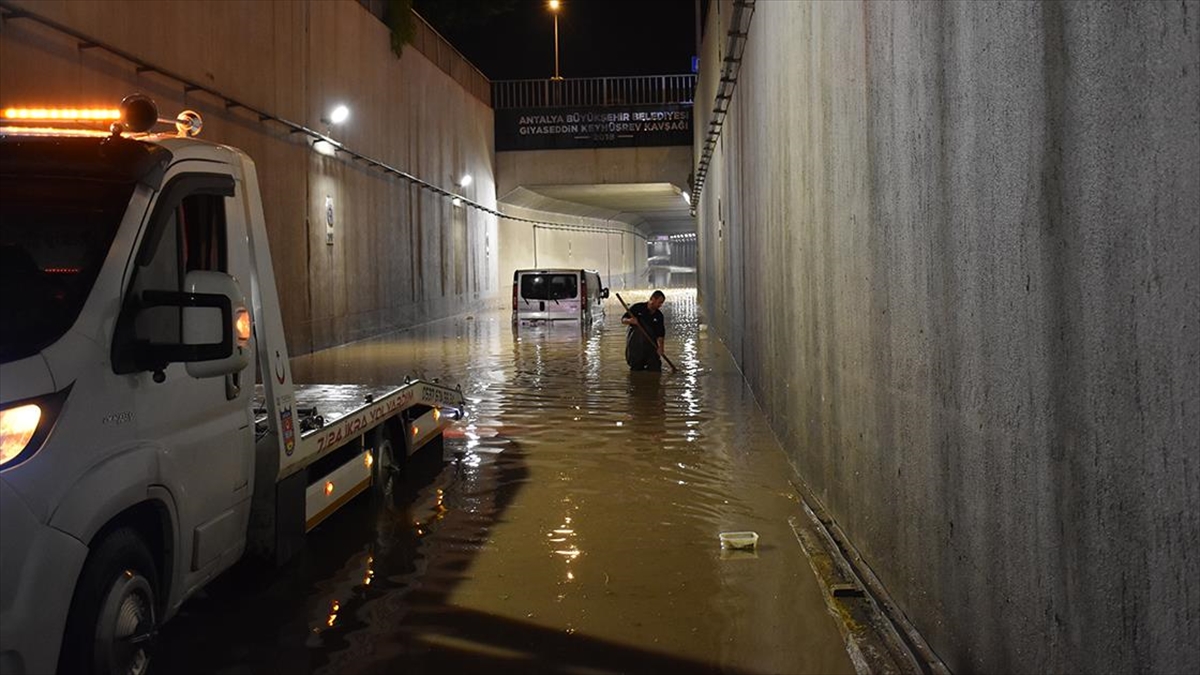 Antalya'da, sağanak nedeniyle suyla dolan alt geçitte arızalanan araçta mahsur