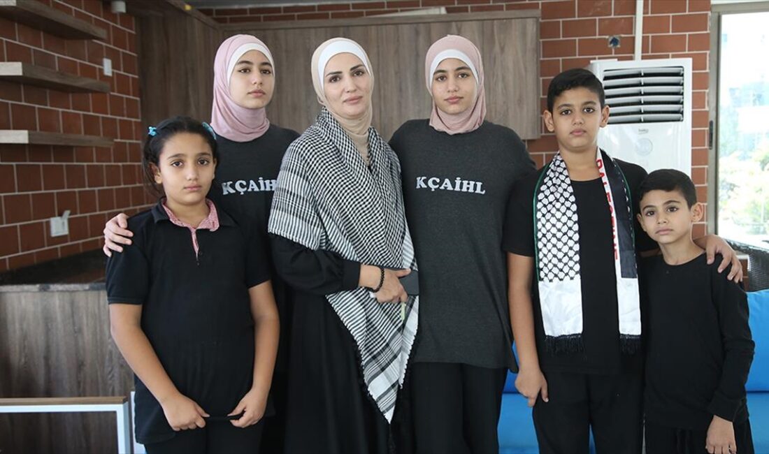 Antalya'da yaşayan Filistinli aile, yakınlarını kaybettikleri İsrail'in Gazze'ye yönelik saldırılarının