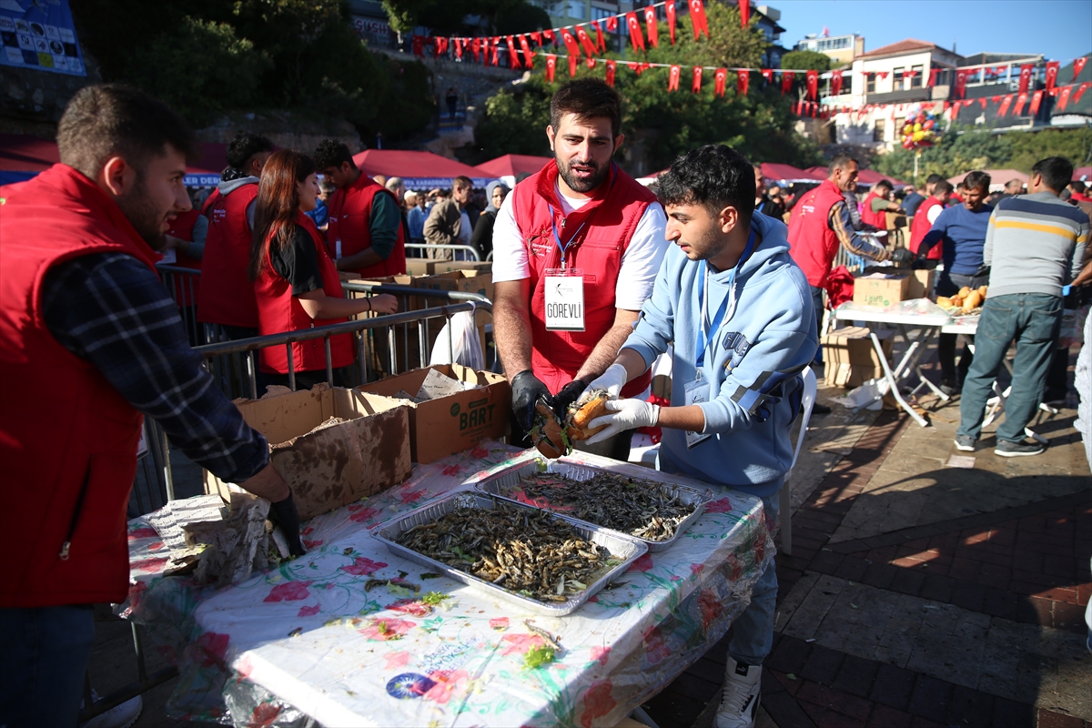 Antalya'daki festivalde 5 ton hamsi dağıtıldı