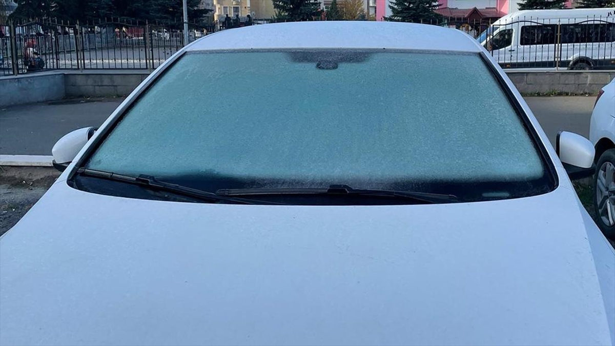 Bazı vatandaşlar soğuktan korumak için araçlarının üzerine battaniye örttü.