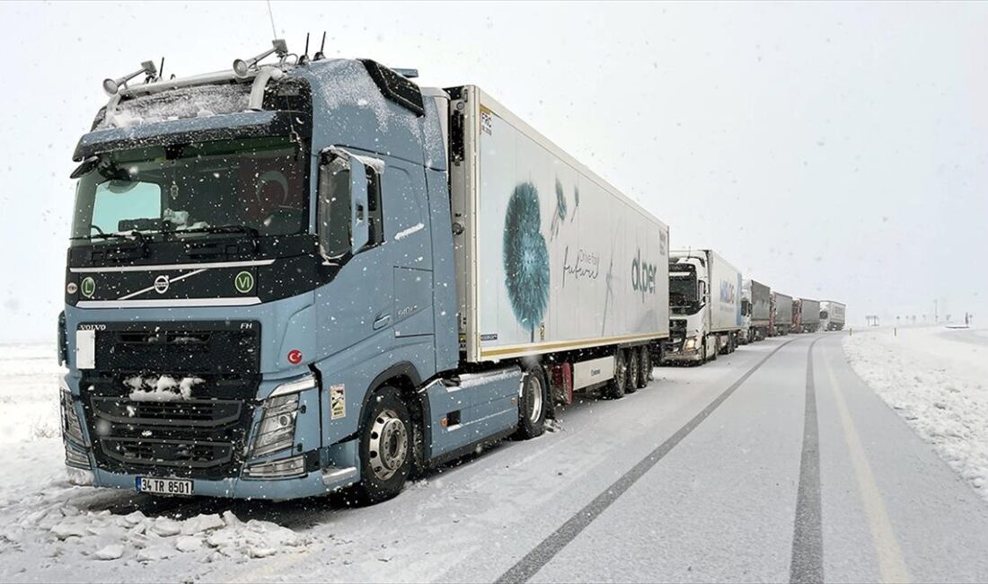Ardahan'daki Aşık Şenlik Tüneli'nde yoğun kar yüzünden ulaşım kontrollü sağlanabiliyor Ardahan'da yoğun kar yağışı ve buzlanma nedeniyle Türkiye-Gürcistan arasındaki Çıldır-Aktaş
