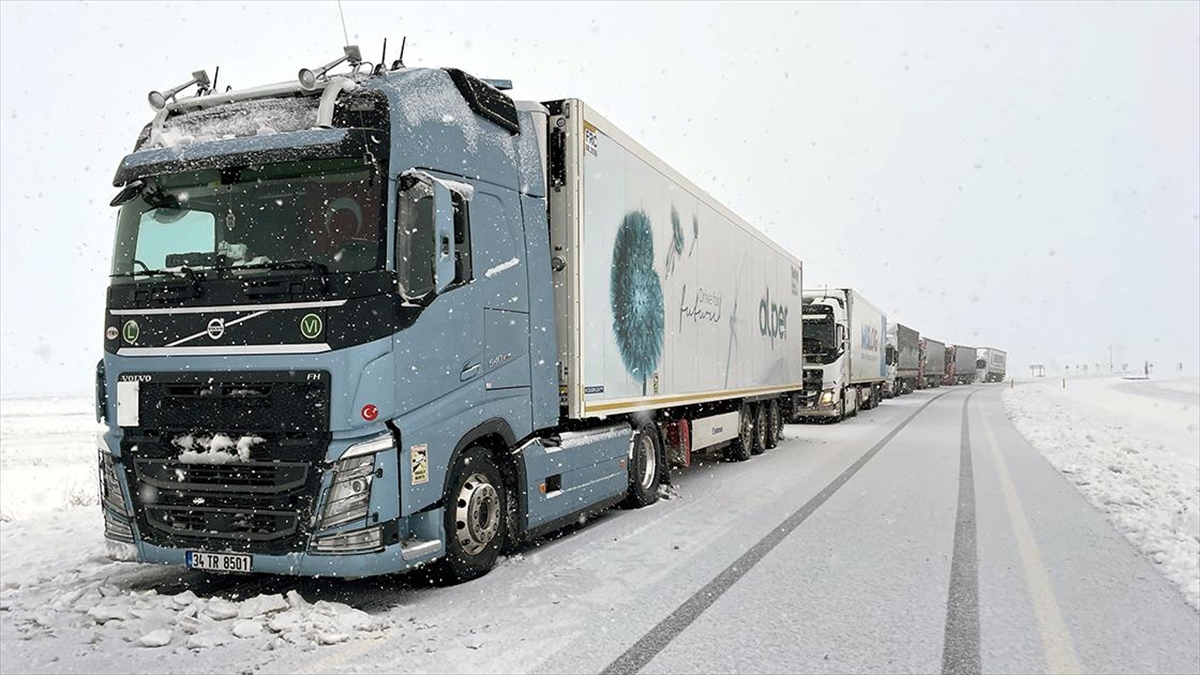 Ardahan'da yoğun kar yağışı ve buzlanma nedeniyle Türkiye-Gürcistan arasındaki Çıldır-Aktaş