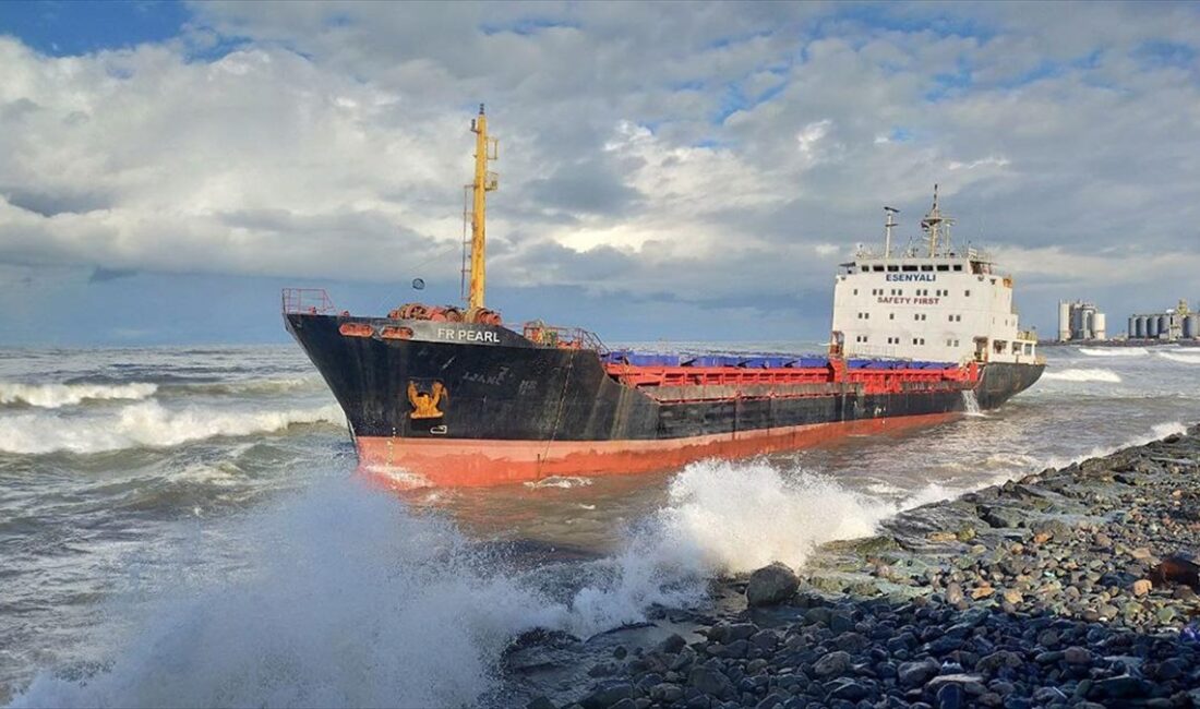 ARTVİN (AA) – Artvin’in Hopa il&ccedil;esinde d&uuml;n karaya oturan y&uuml;k