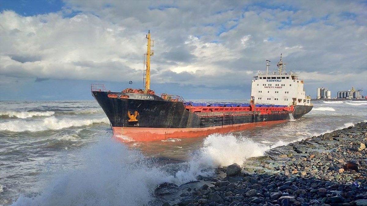 ARTVİN (AA) – Artvin’in Hopa il&ccedil;esinde d&uuml;n karaya oturan y&uuml;k