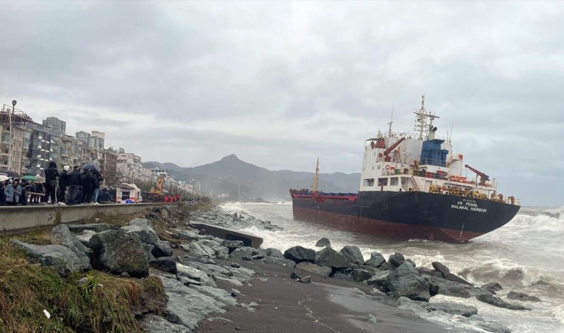 Artvin'de karaya oturan yük gemisinin 13 kişilik mürettebatı tahliye edildi Artvin'in Hopa ilçesinde karaya oturan yük gemisinin mürettebatı tahliye edildi.