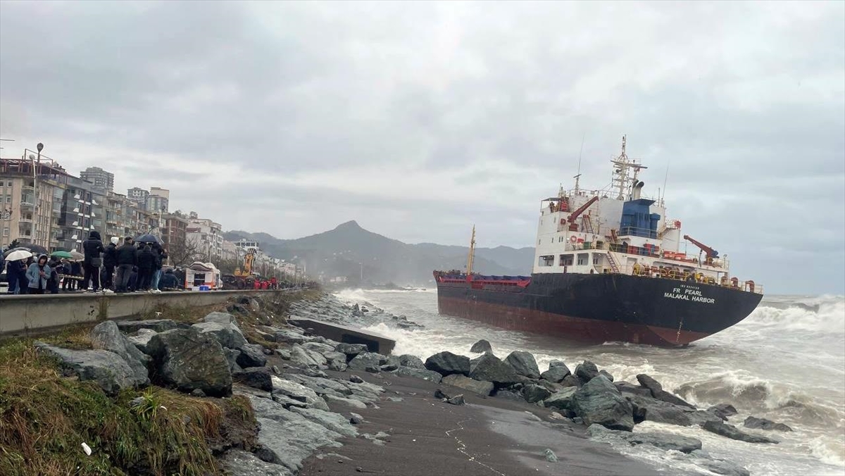 Artvin'in Hopa ilçesinde karaya oturan yük gemisinin mürettebatı tahliye edildi.