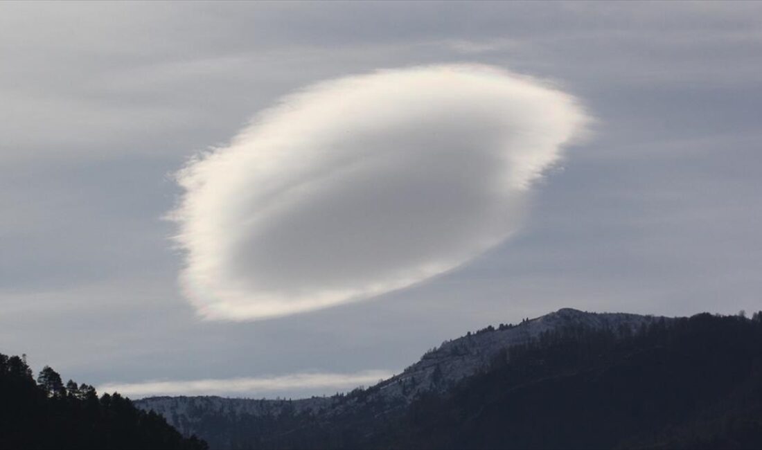Artvin'de mercek bulutu görüldü Artvin semalarında mercek bulutu görüntülendi.