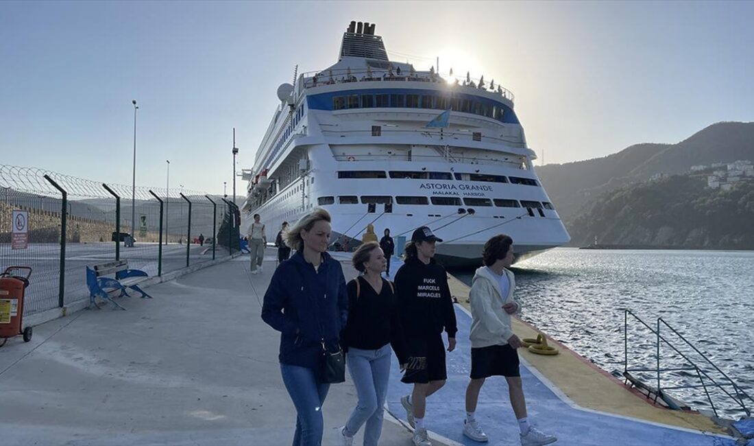 Rusya'nın Soçi kentinden hareket eden "Astoria Grande" adlı kruvaziyer, Amasra