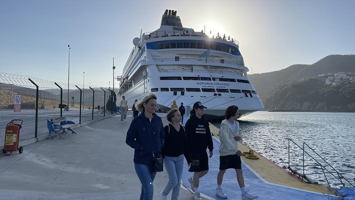 Rusya'nın Soçi kentinden hareket eden "Astoria Grande" adlı kruvaziyer, Amasra