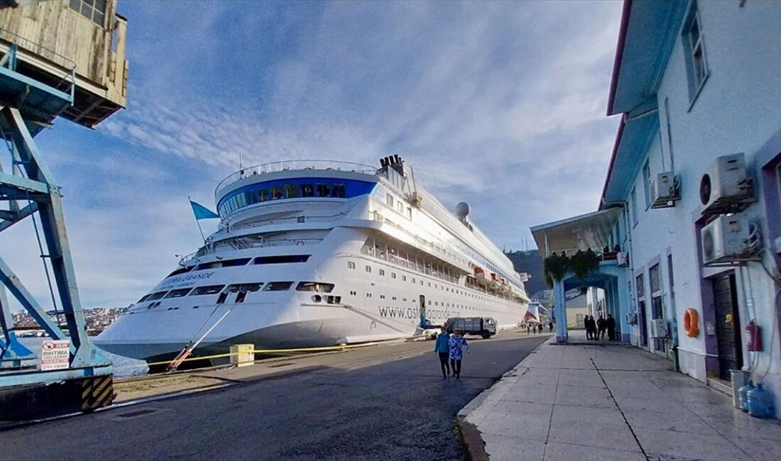 Rusya'nın Soçi kentinden çıkışlı 826 turist taşıyan yolcu gemisi, Trabzon