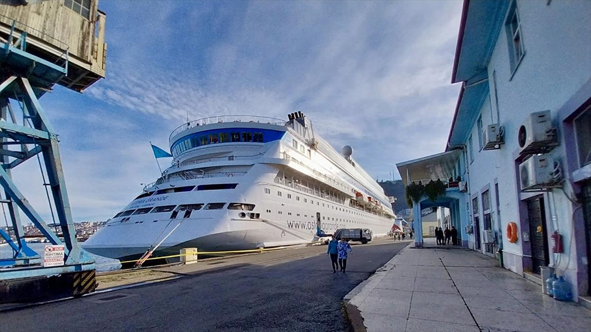 Rusya'nın Soçi kentinden çıkışlı 826 turist taşıyan yolcu gemisi, Trabzon