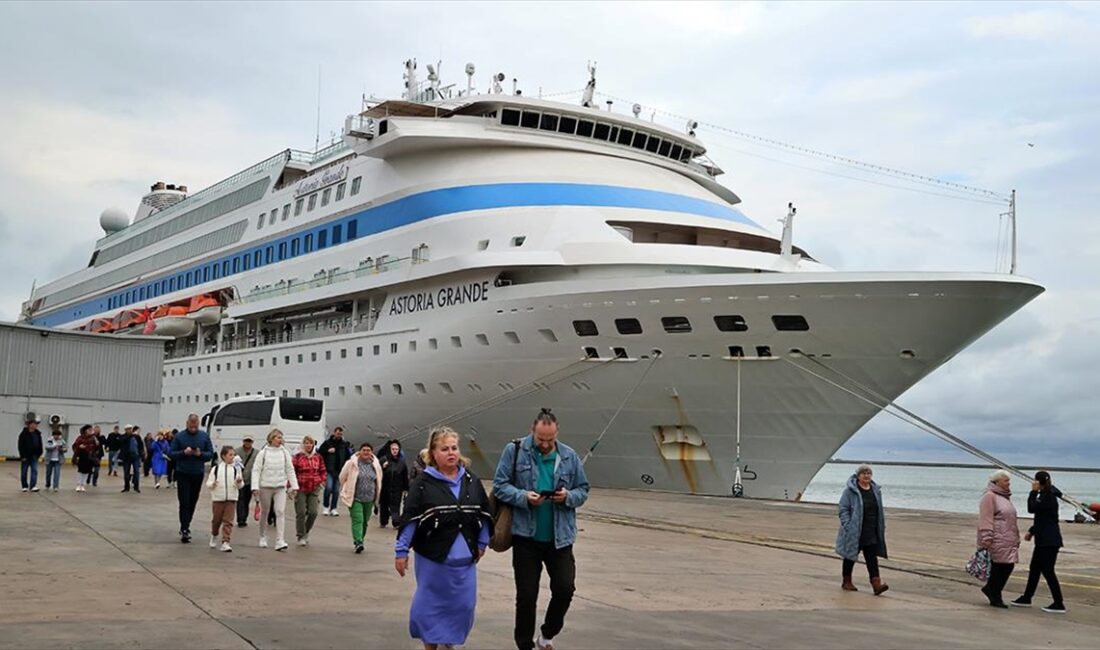 Rusya'nın Soçi kentinden hareket eden Panama bandıralı "Astoria Grande" adlı