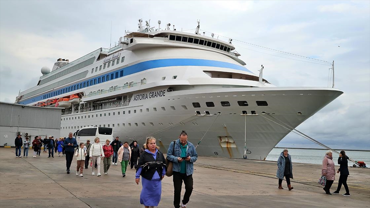 Rusya'nın Soçi kentinden hareket eden Panama bandıralı "Astoria Grande" adlı