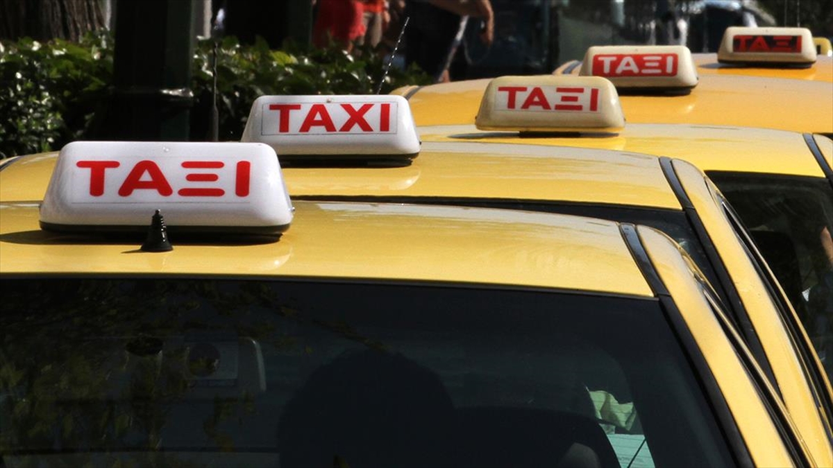 Yunanistan'ın başkenti Atina'da taksiciler, hükümetin planladığı yeni vergi yasasına tepki