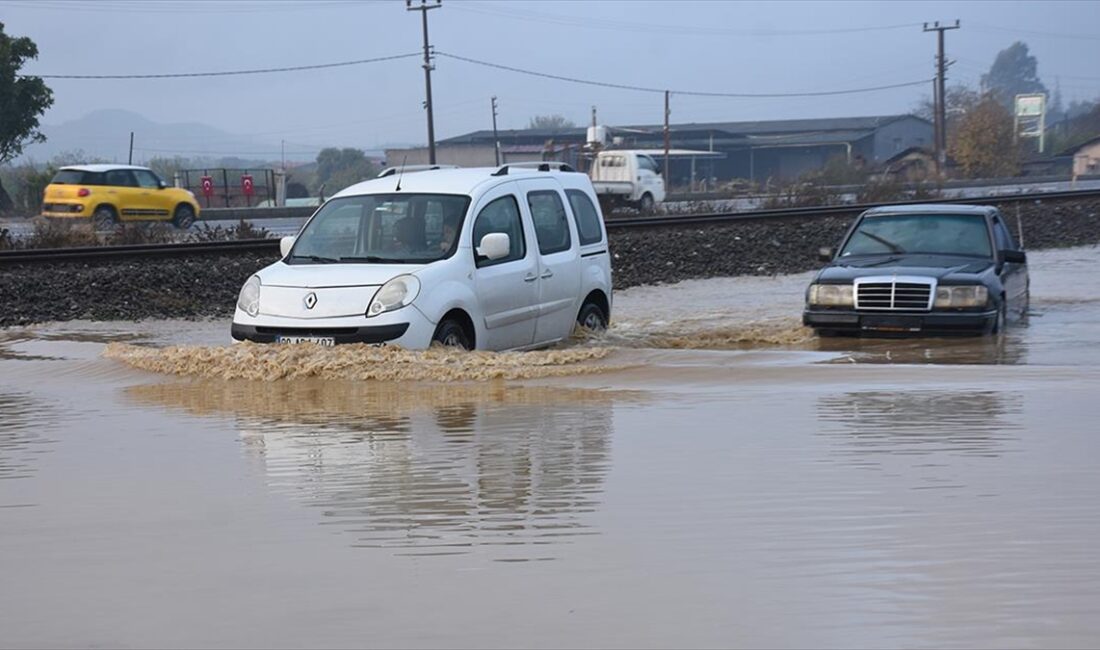 Aydın'da sağanak hayatı olumsuz etkiledi Aydın'ın Germencik ilçesinde etkili olan sağanak, su baskınlarına ve ulaşımda