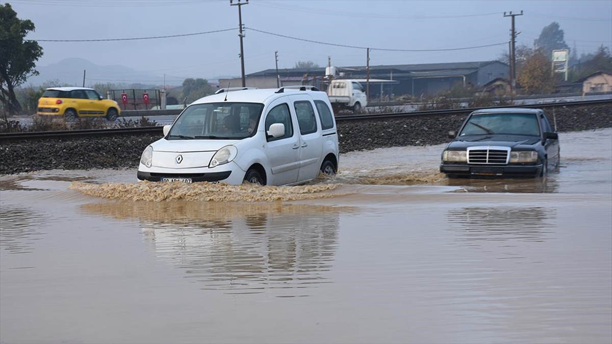 Aydın'ın Germencik ilçesinde etkili olan sağanak, su baskınlarına ve ulaşımda