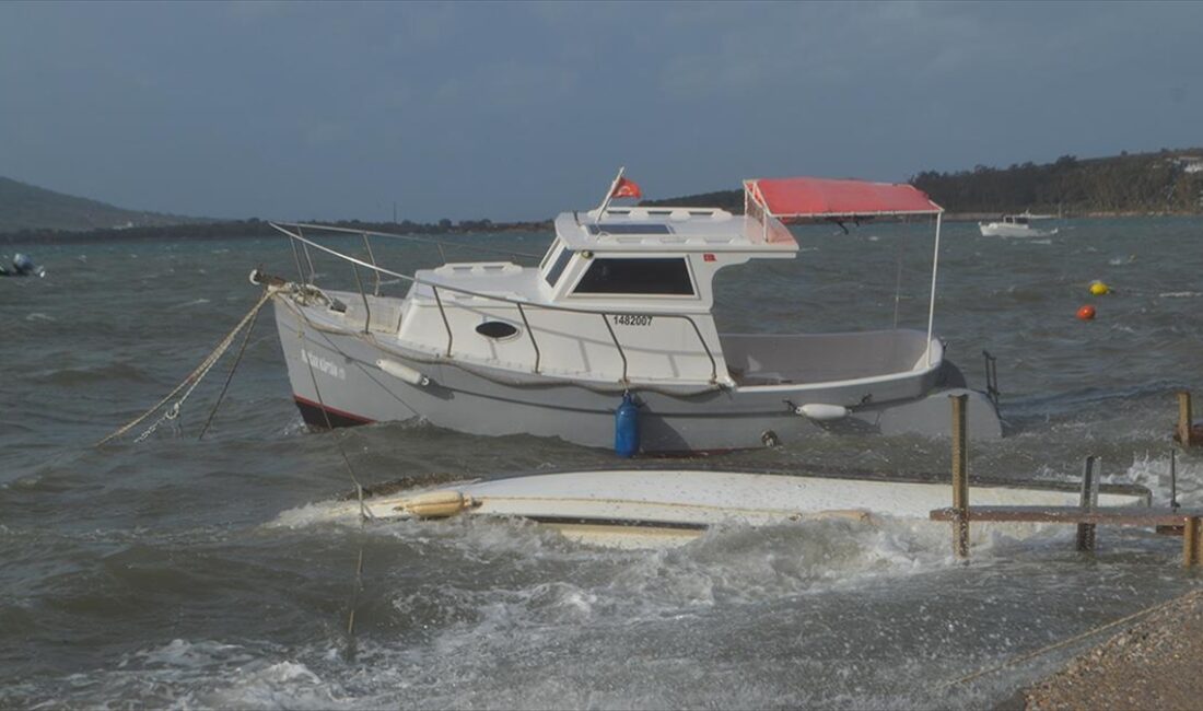 Balıkesir'in Ayvalık ilçesinde şiddetli yağış ve fırtına hayatı olumsuz etkiledi.