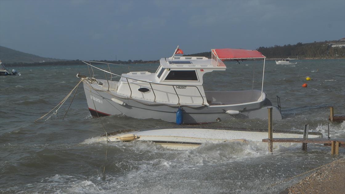 Balıkesir'in Ayvalık ilçesinde şiddetli yağış ve fırtına hayatı olumsuz etkiledi.
