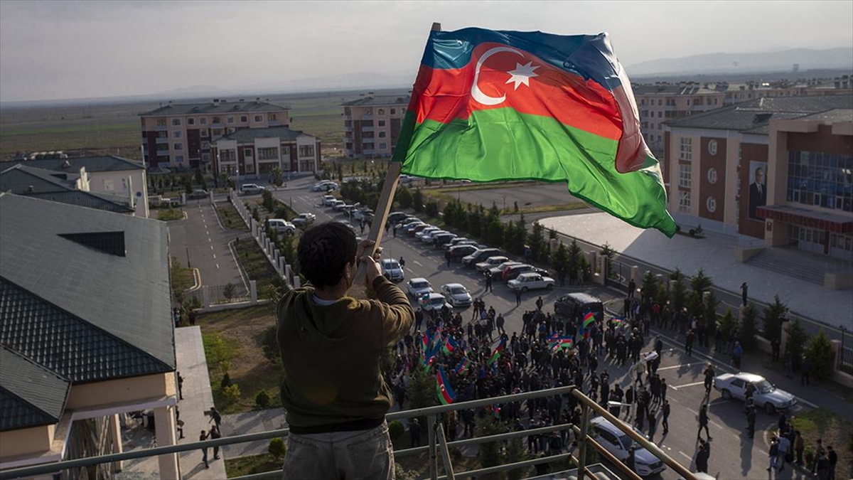Azerbaycan ordusunun, yaklaşık 30 yıl Ermenistan'ın işgali altında bulunan Karabağ