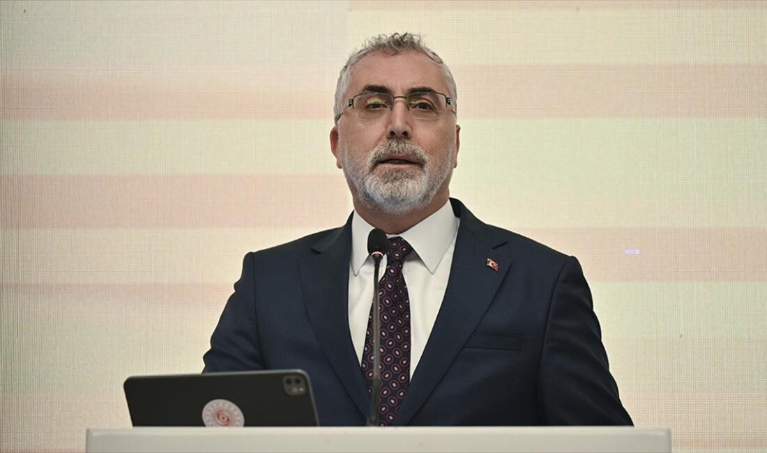 Bakan Işıkhan: İş sağlığı ve güvenliği tedbirlerini bir seçenek olarak değil bir zorunluluk olarak görüyoruz Çalışma ve Sosyal Güvenlik Bakanı Vedat Işıkhan, "Çalışma ortamının güvenli