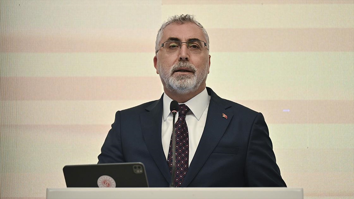 Çalışma ve Sosyal Güvenlik Bakanı Vedat Işıkhan, "Çalışma ortamının güvenli