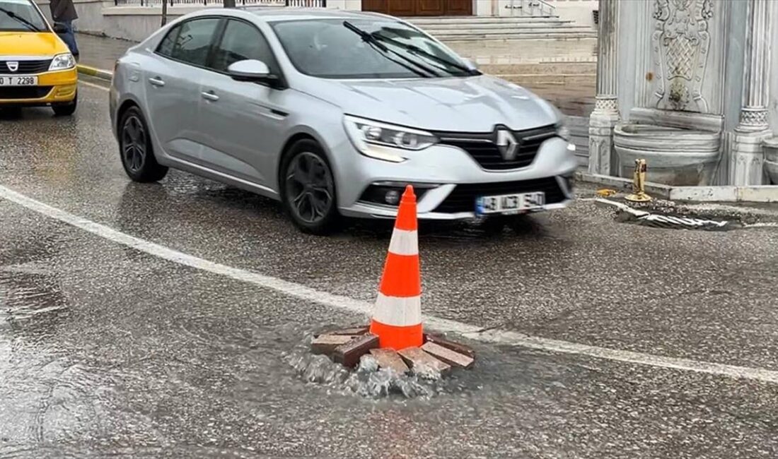 Balıkesir'de sağanak etkili oldu BALIKESİR (AA) – Yoğun yağış nedeniyle Altıeylül ve Karesi ilçelerindeki