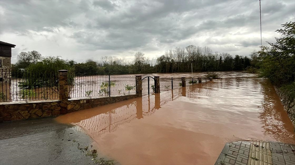 Bartın'da kent merkezinden geçerek Karadeniz'e dökülen Bartın Irmağı'nın bazı noktalarında