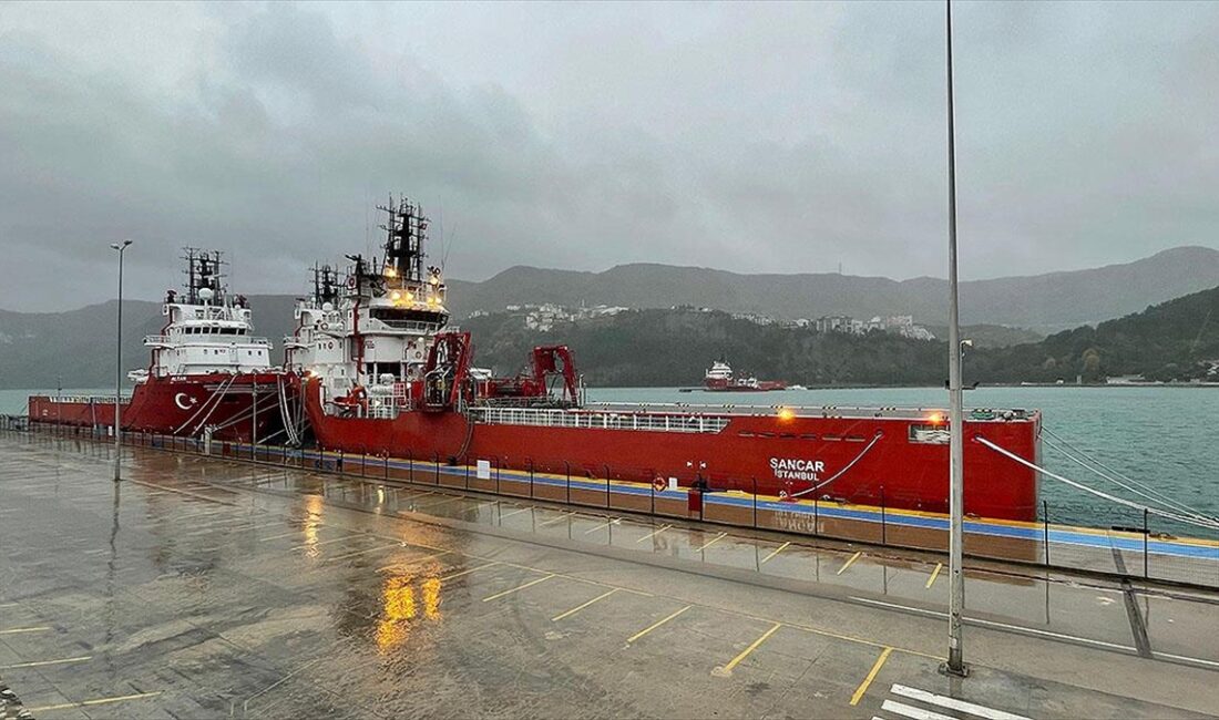 Bartın'ın Amasra ilçesinde fırtına nedeniyle denizde 6 metreyi aşan dalgalar