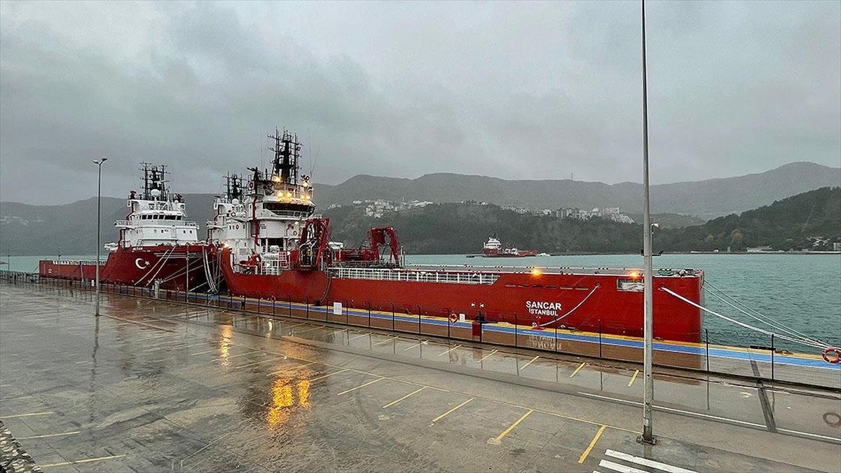 Bartın'ın Amasra ilçesinde fırtına nedeniyle denizde 6 metreyi aşan dalgalar