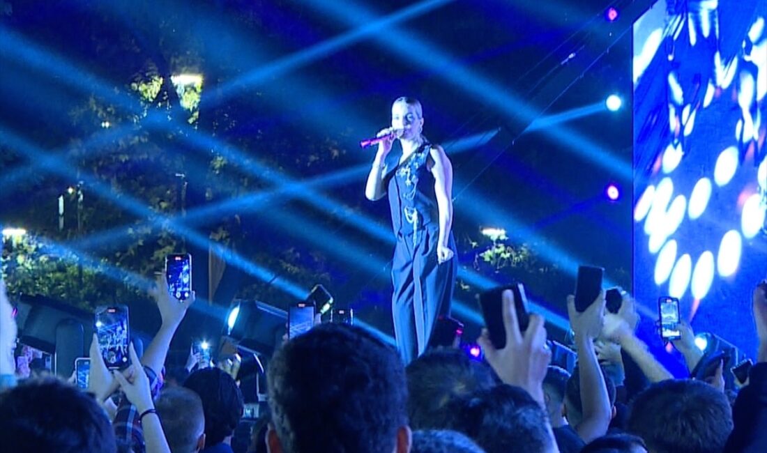 ANTALYA (AA) – Şarkıcı Bengü, Antalya'da Kültür Yolu Festivali'nde sahne