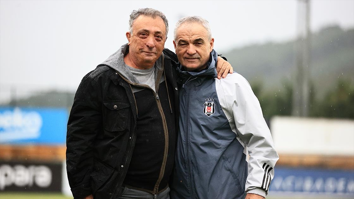 Beşiktaş Futbol Takımı, yeni teknik direktörü Rıza Çalımbay yönetiminde ilk